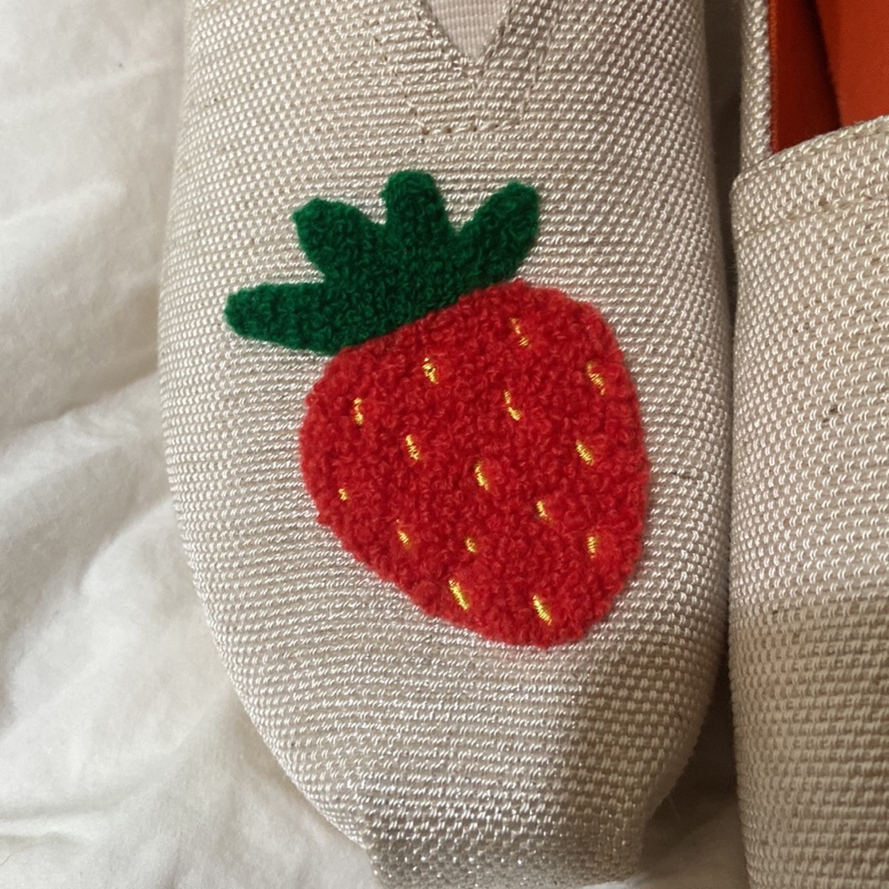 NIB toms strawberry flats - Picture 3 of 4